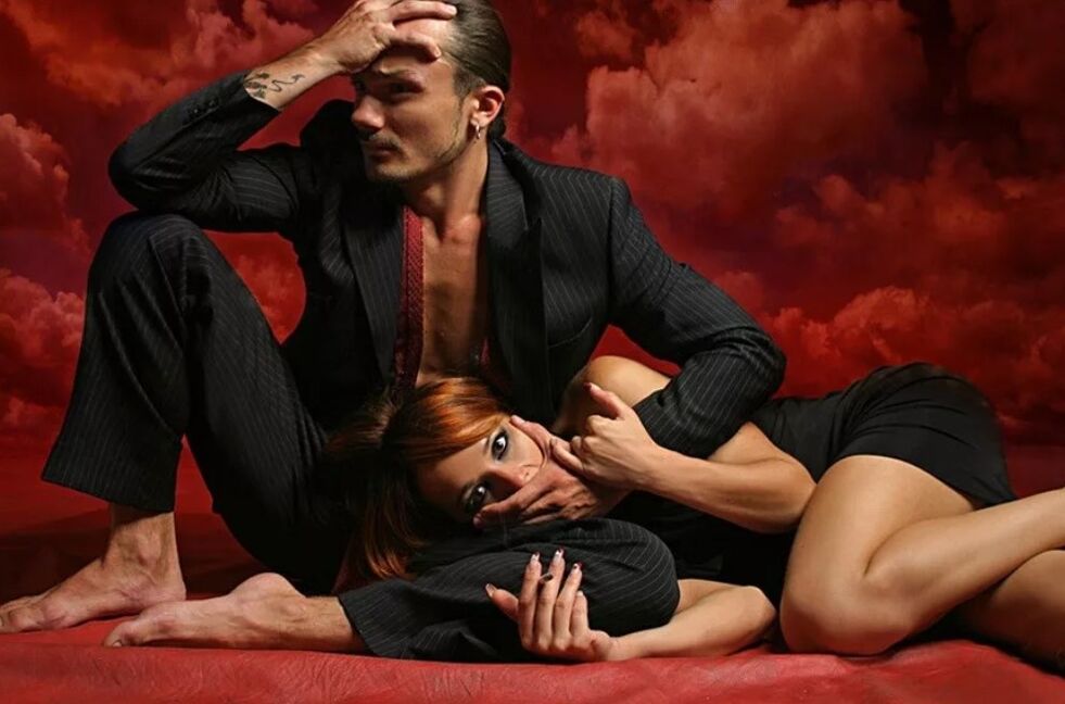 Une femme essaie de persuader un homme de masser son point G