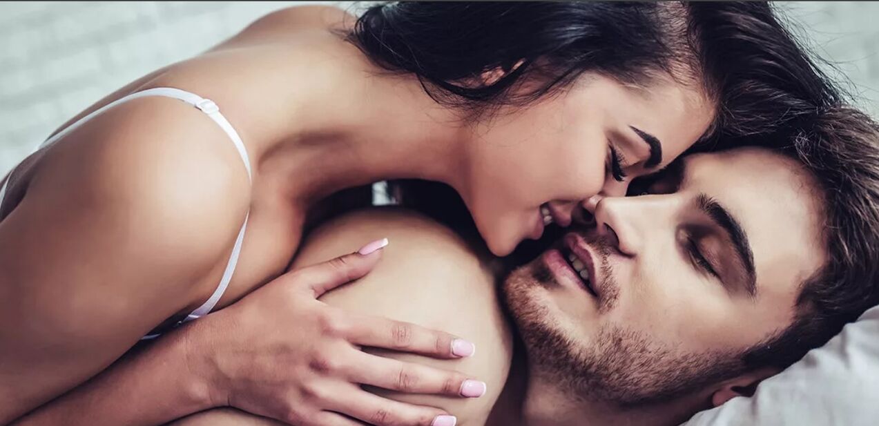 Une fille stimule le point G de son homme