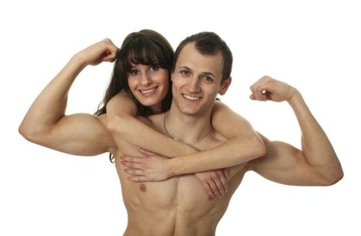 Femme et homme fort ont augmenté leur puissance
